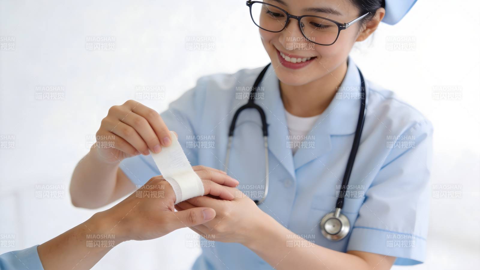 护士为患者包扎伤口图片