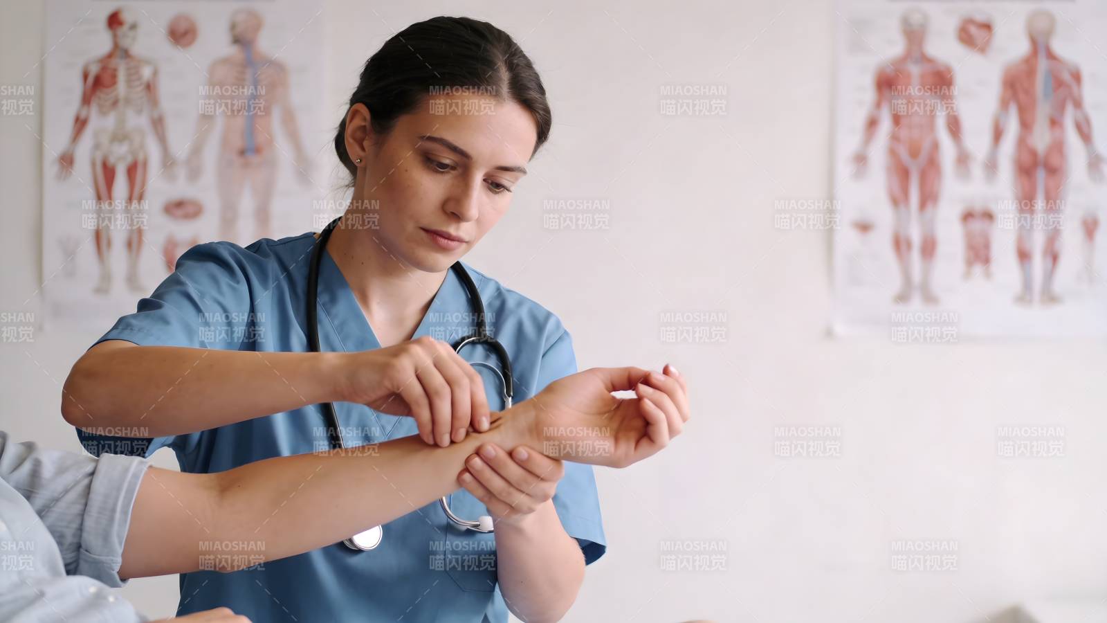 医生检查患者手腕图片