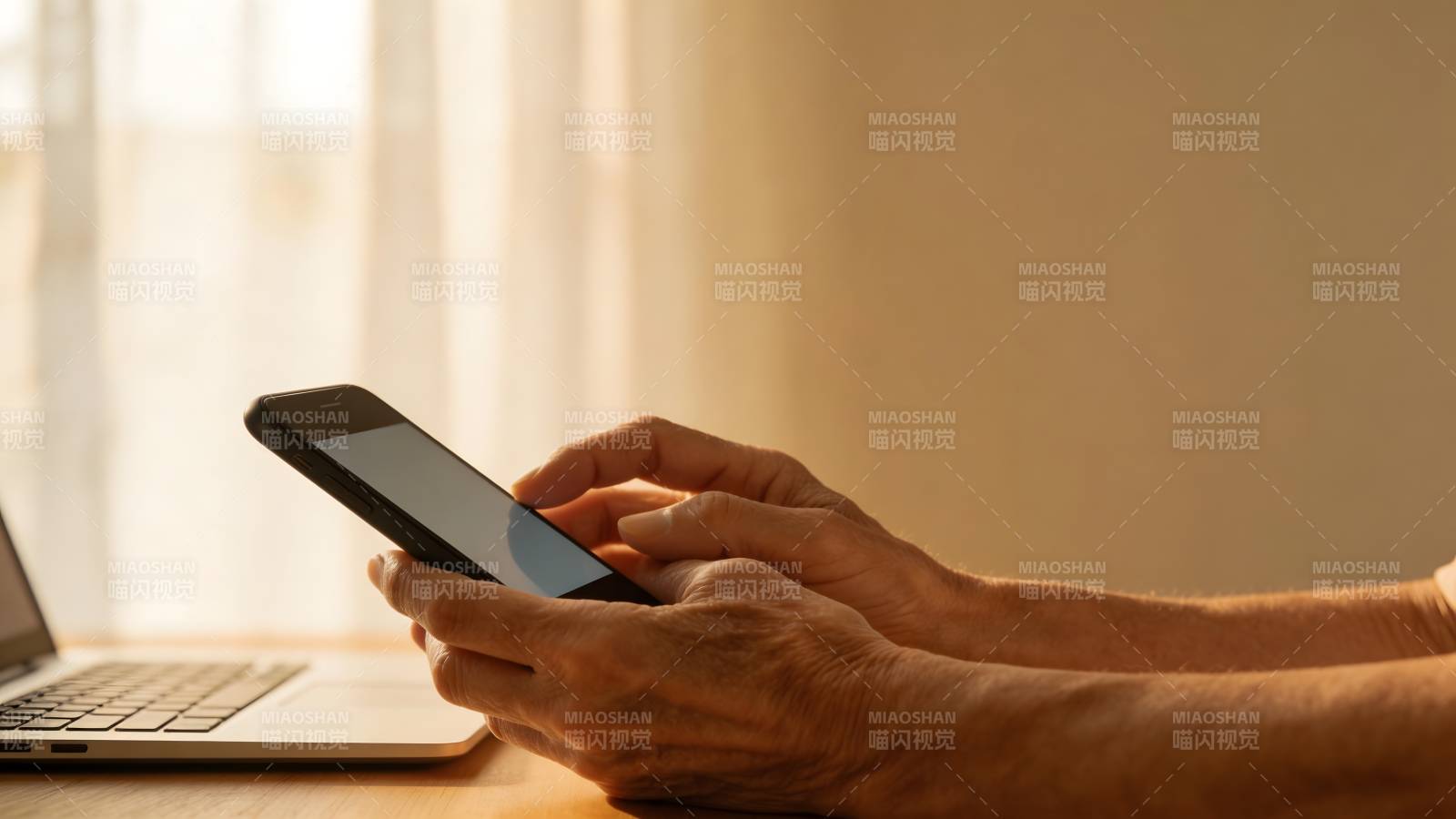 手机操作特写图片