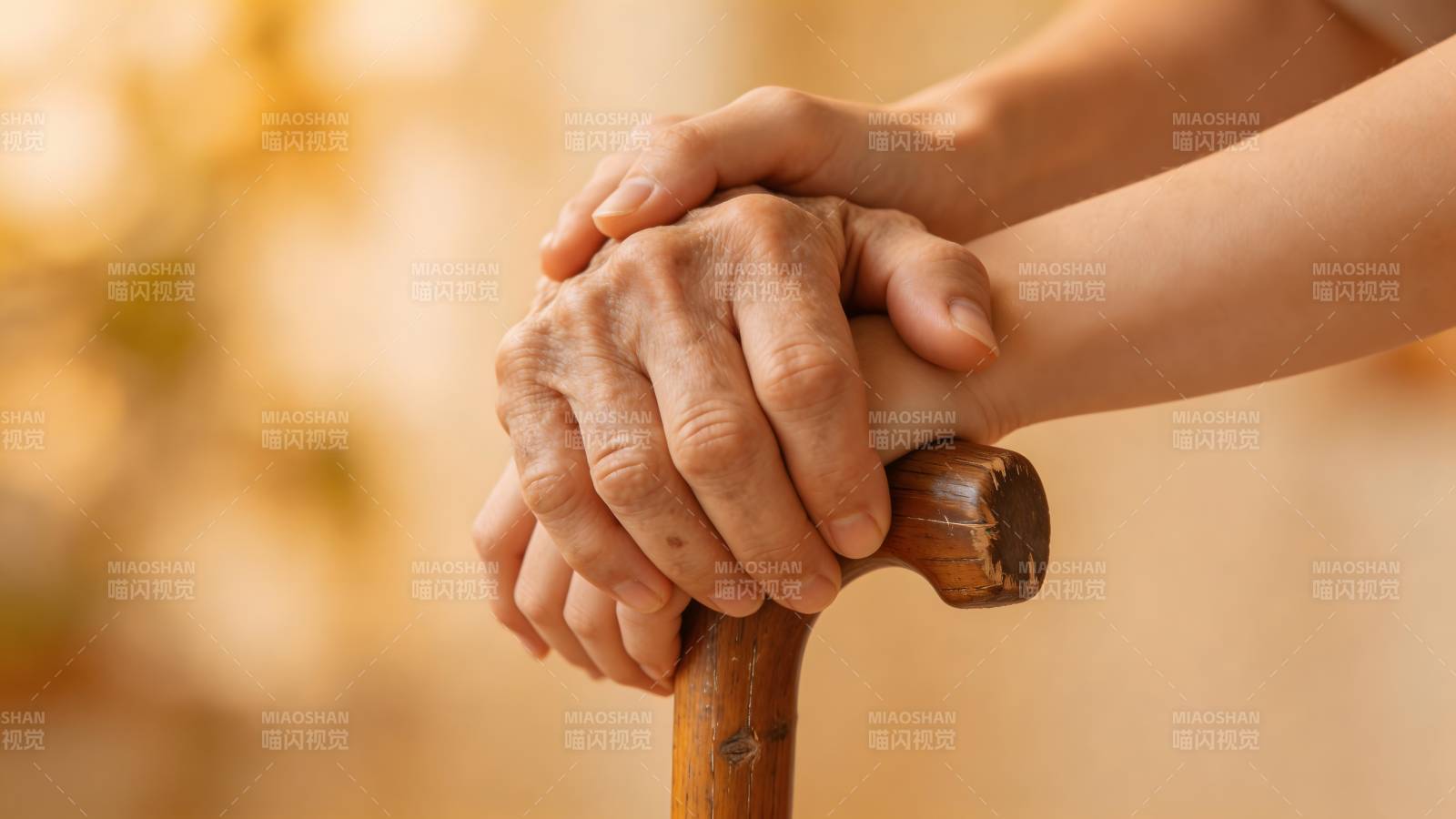 温暖的手握拐杖图片