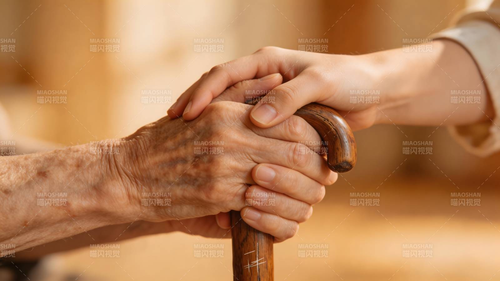 温暖的牵手图片