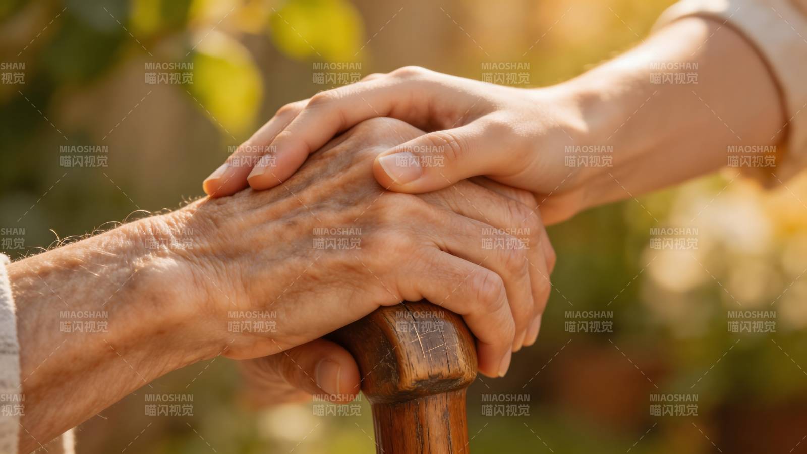 温暖的手握着拐杖图片