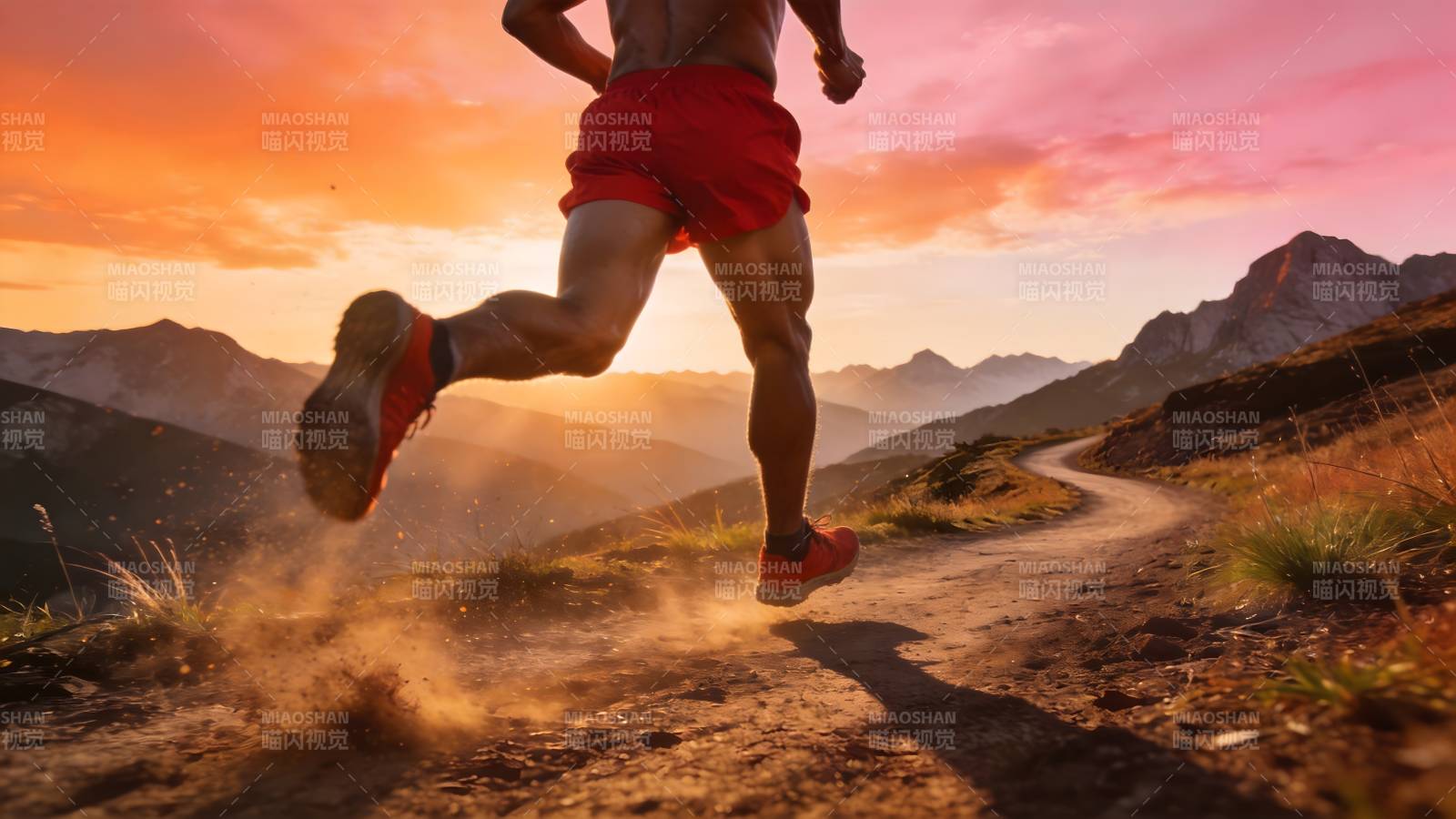 山间奔跑的剪影图片