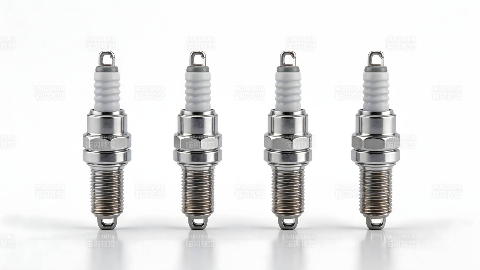四支火花塞整齐排列图片