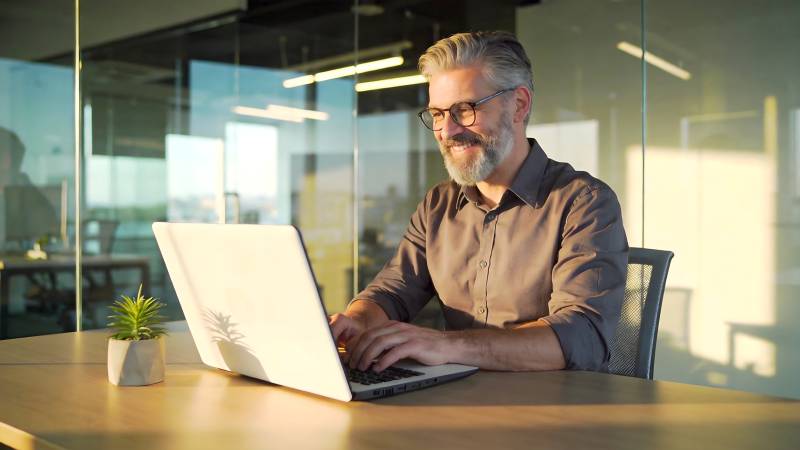 办公室里的专注工作图片