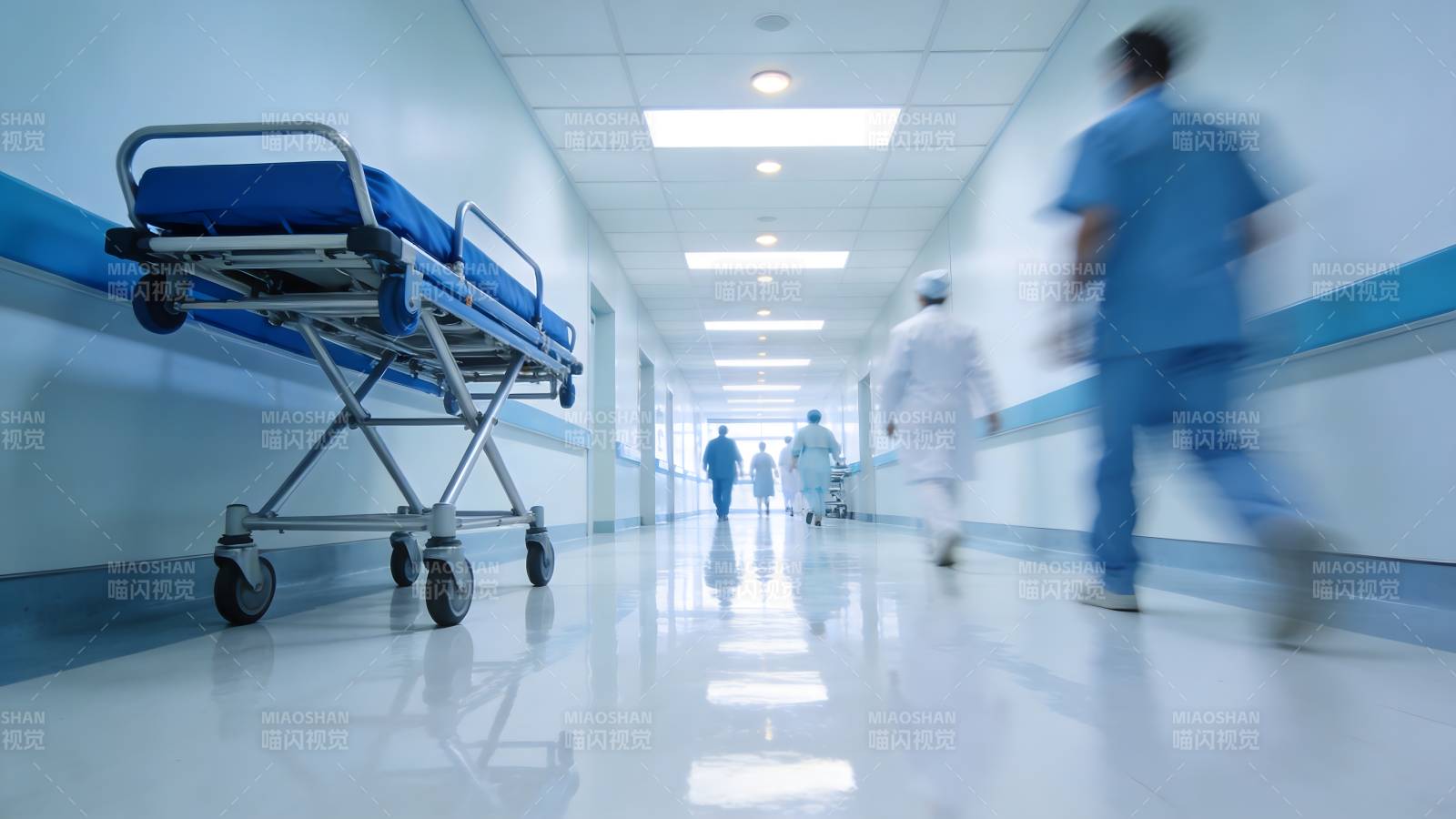 医院走廊的忙碌景象图片