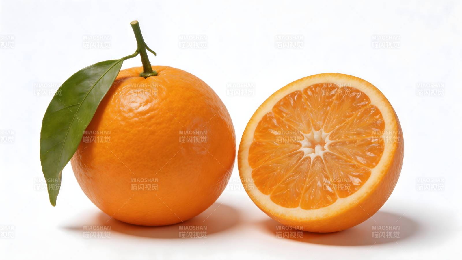 新鲜橙子切开一半图片