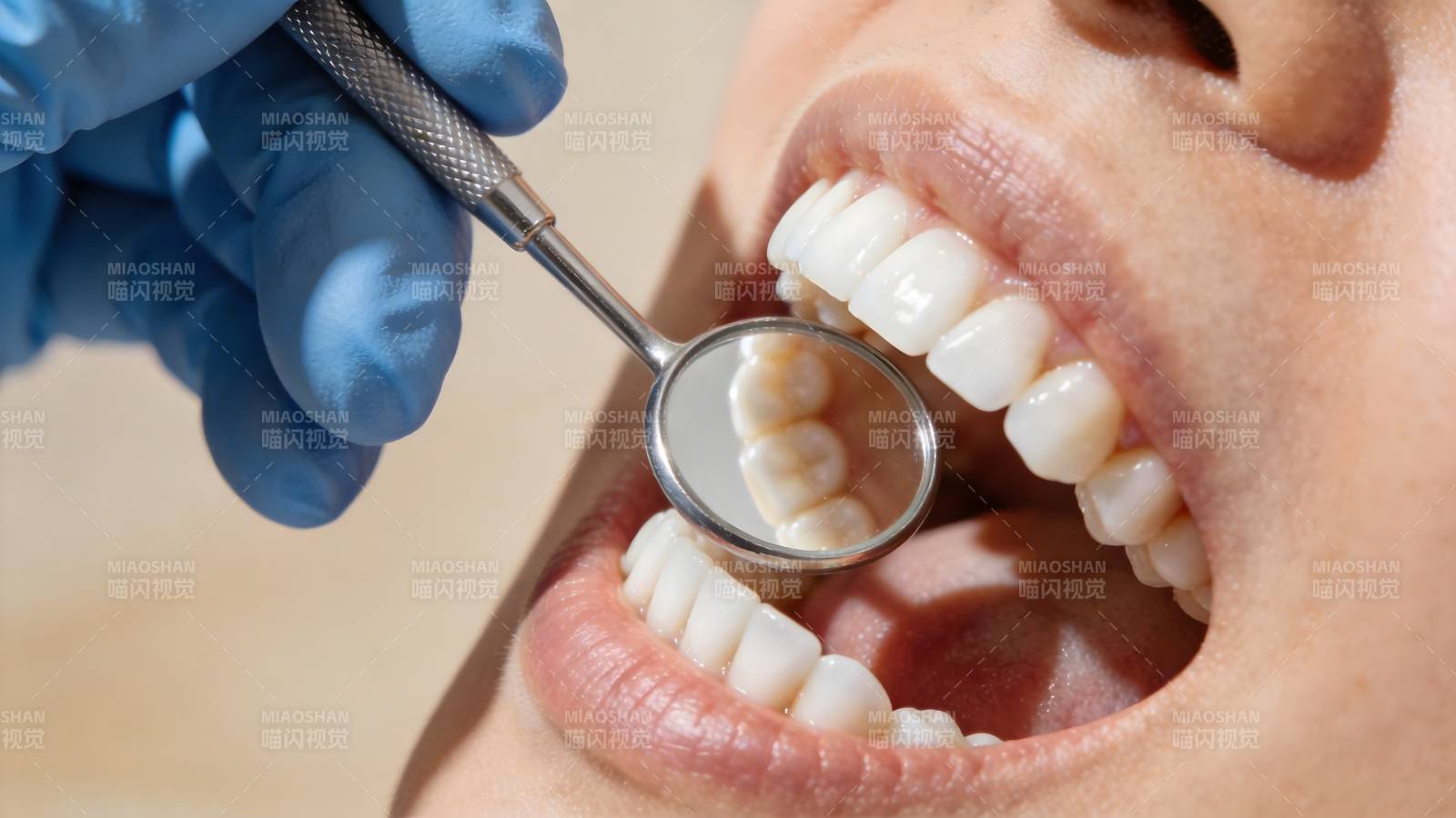 牙医检查牙齿图片
