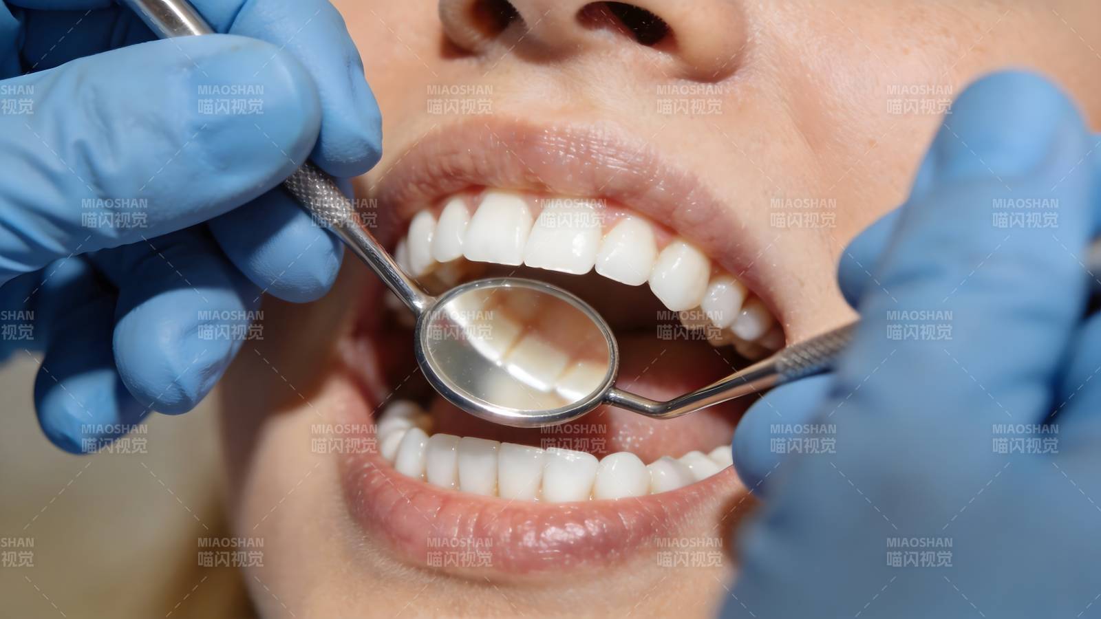 牙医检查牙齿图片