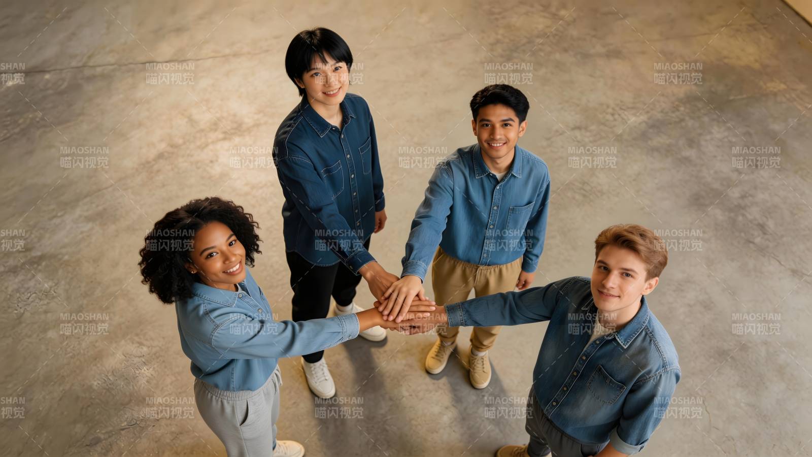 四人携手同心图片