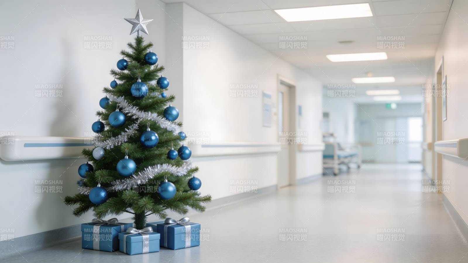 医院走廊的圣诞树图片