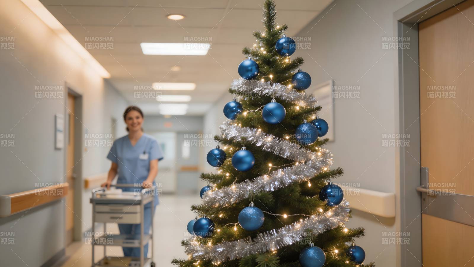 医院走廊的圣诞树图片