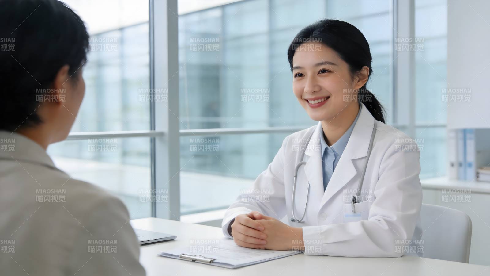 医生面诊患者图片