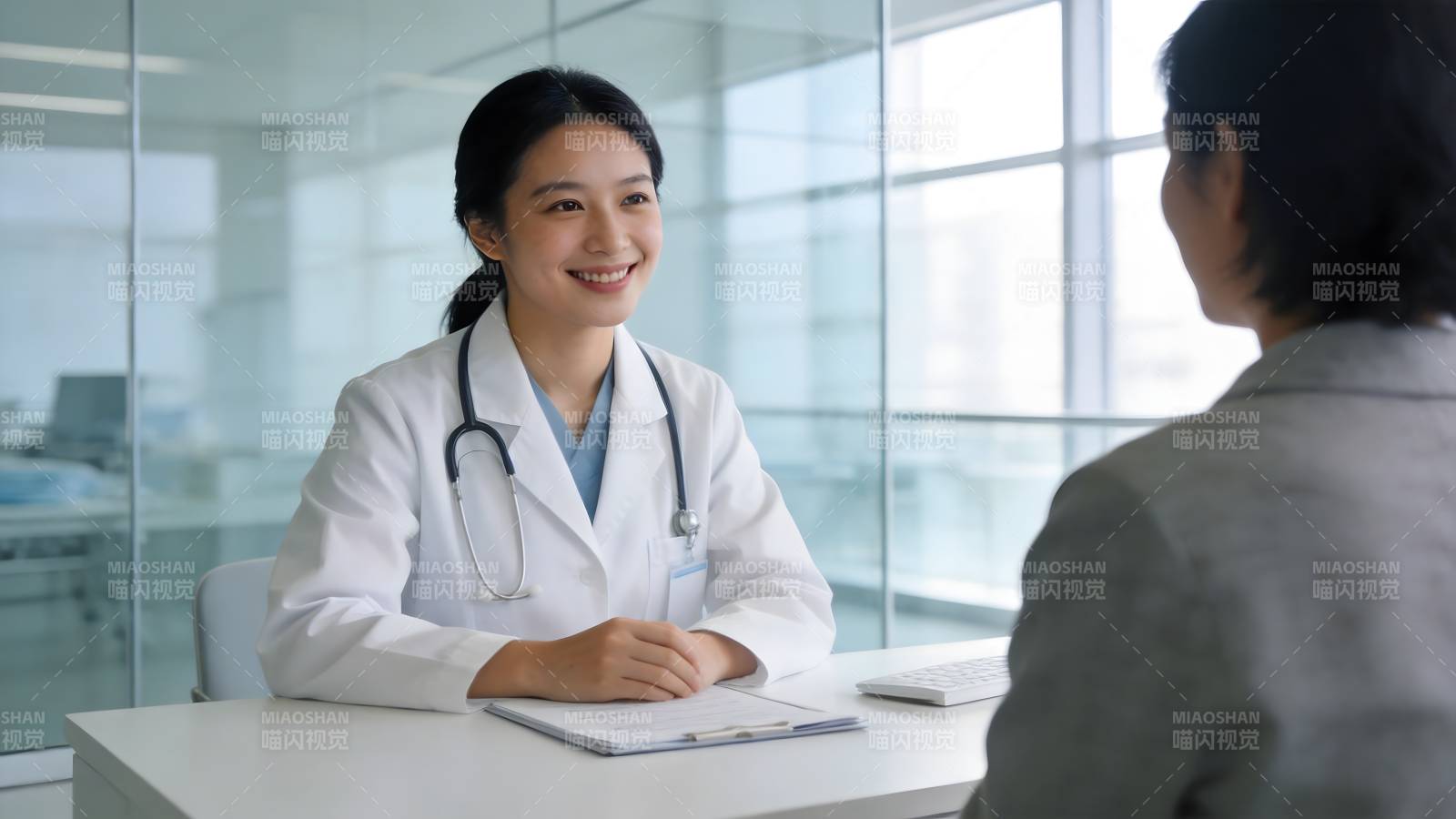 医生微笑问诊患者图片