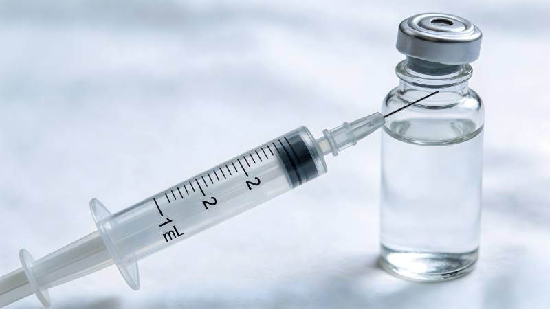 注射器与药瓶特写图片