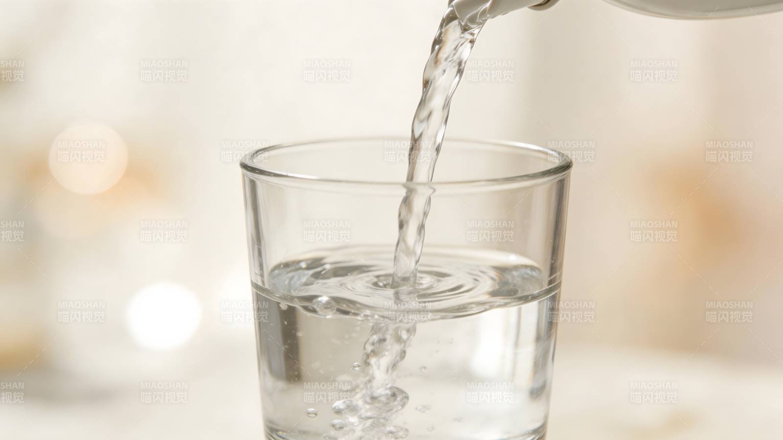 清水注入玻璃杯图片