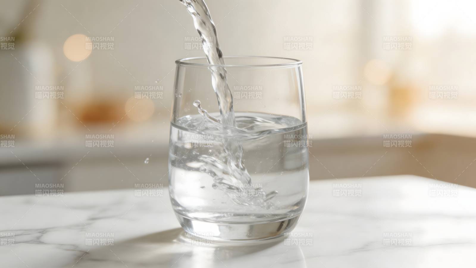 清水注入玻璃杯图片