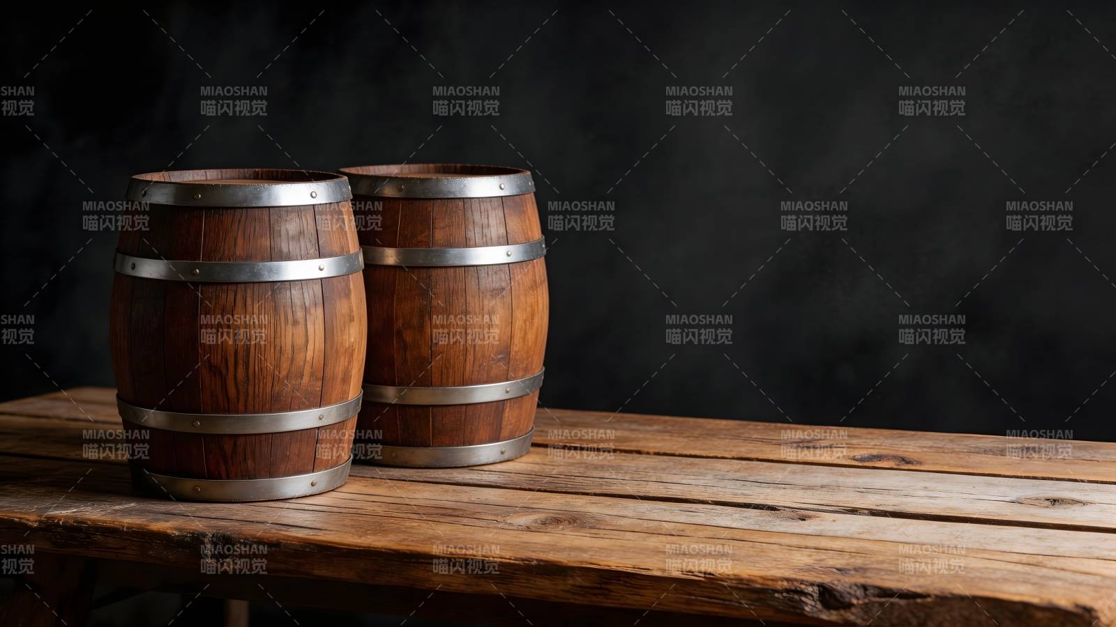 木桶静置古朴桌图片