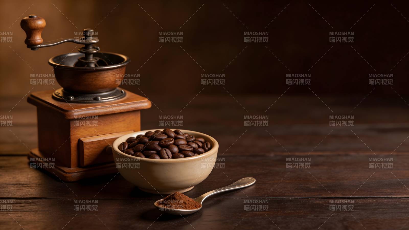 咖啡豆与磨豆机图片