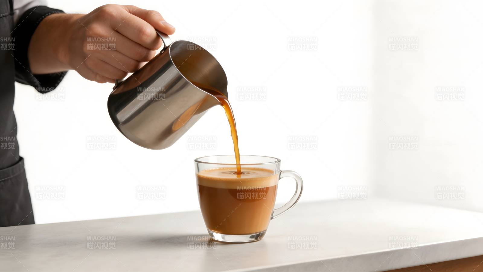 咖啡倒入杯中图片