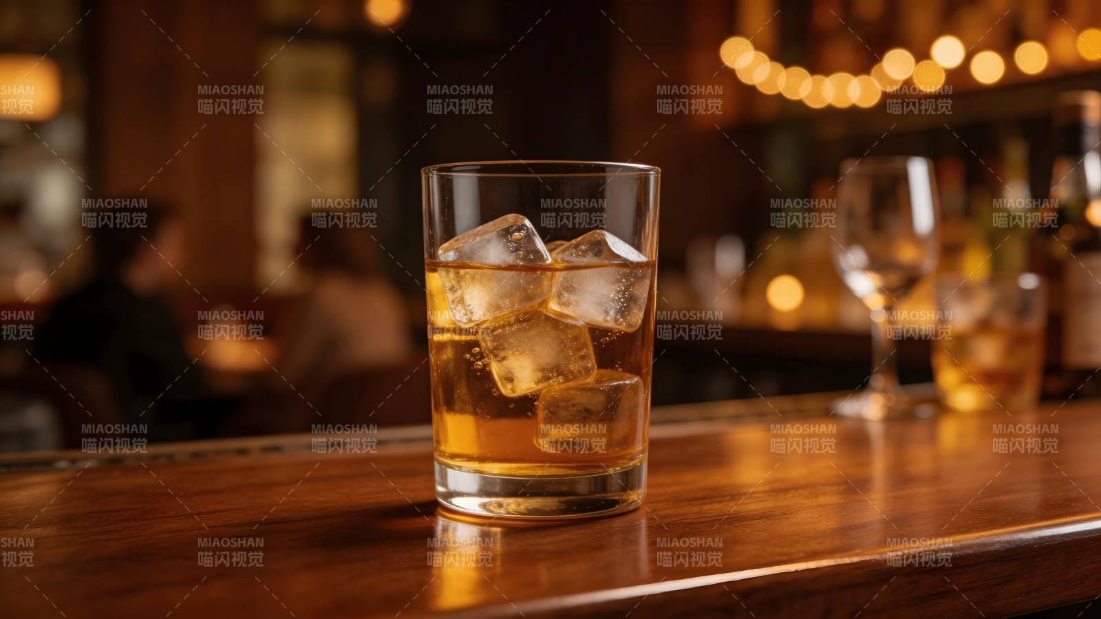 酒吧里的威士忌图片