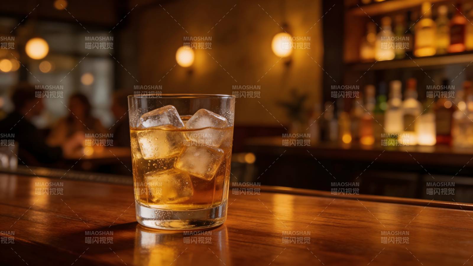 酒吧里的冰镇威士忌图片
