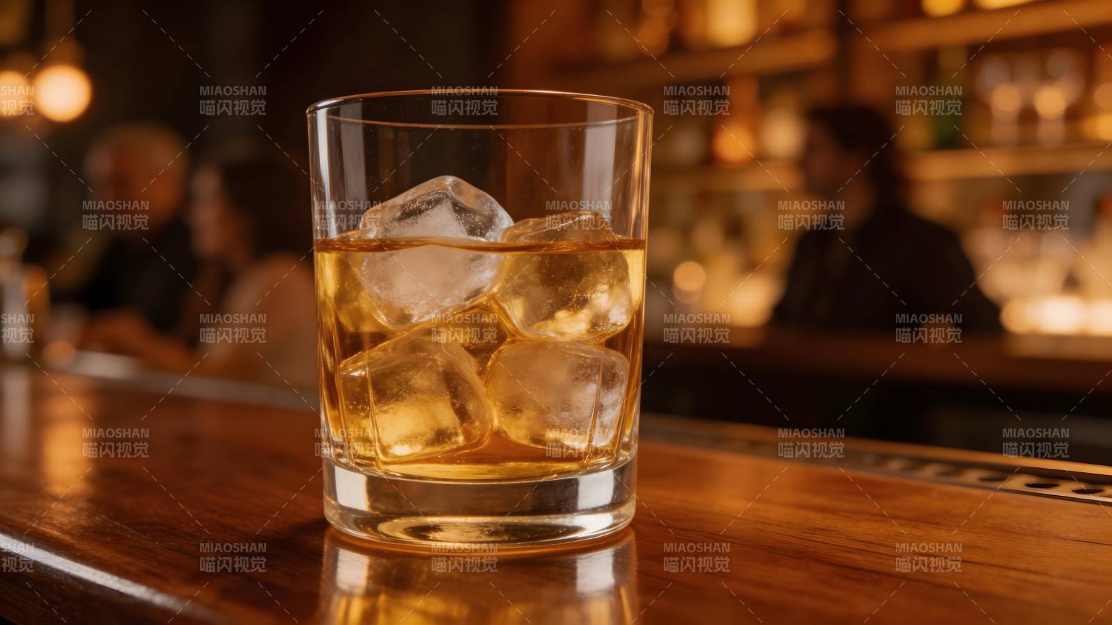 琥珀酒杯冰块特写图片