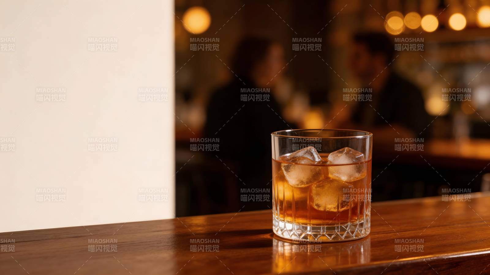 琥珀酒杯静置吧台图片