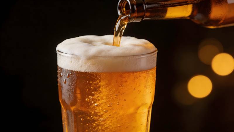 啤酒倒入杯中图片