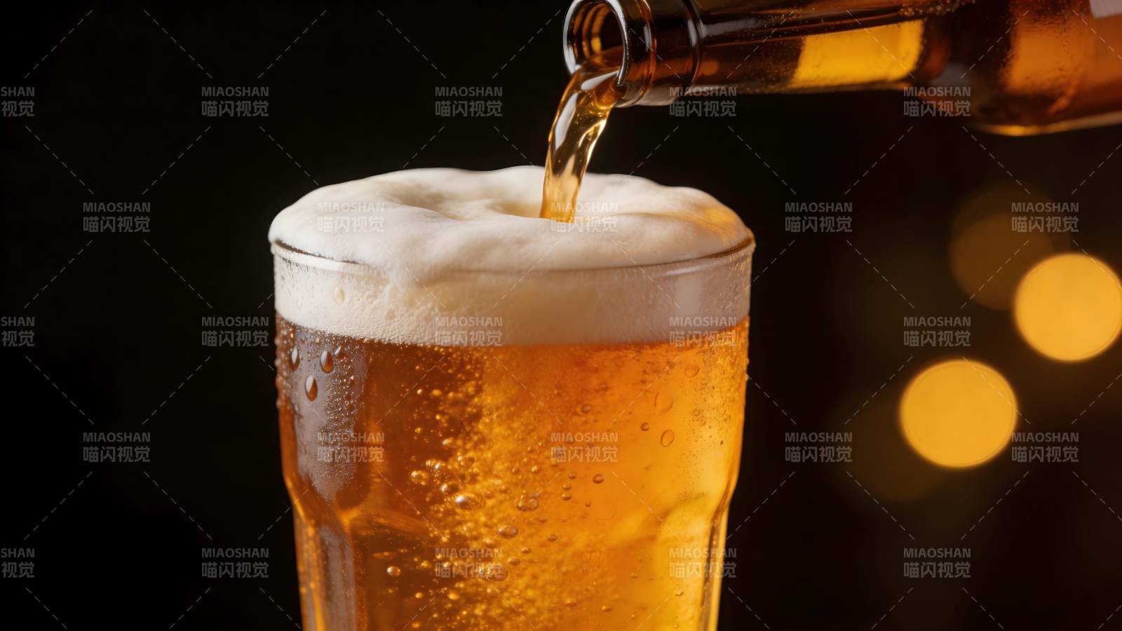 啤酒倒入杯中图片