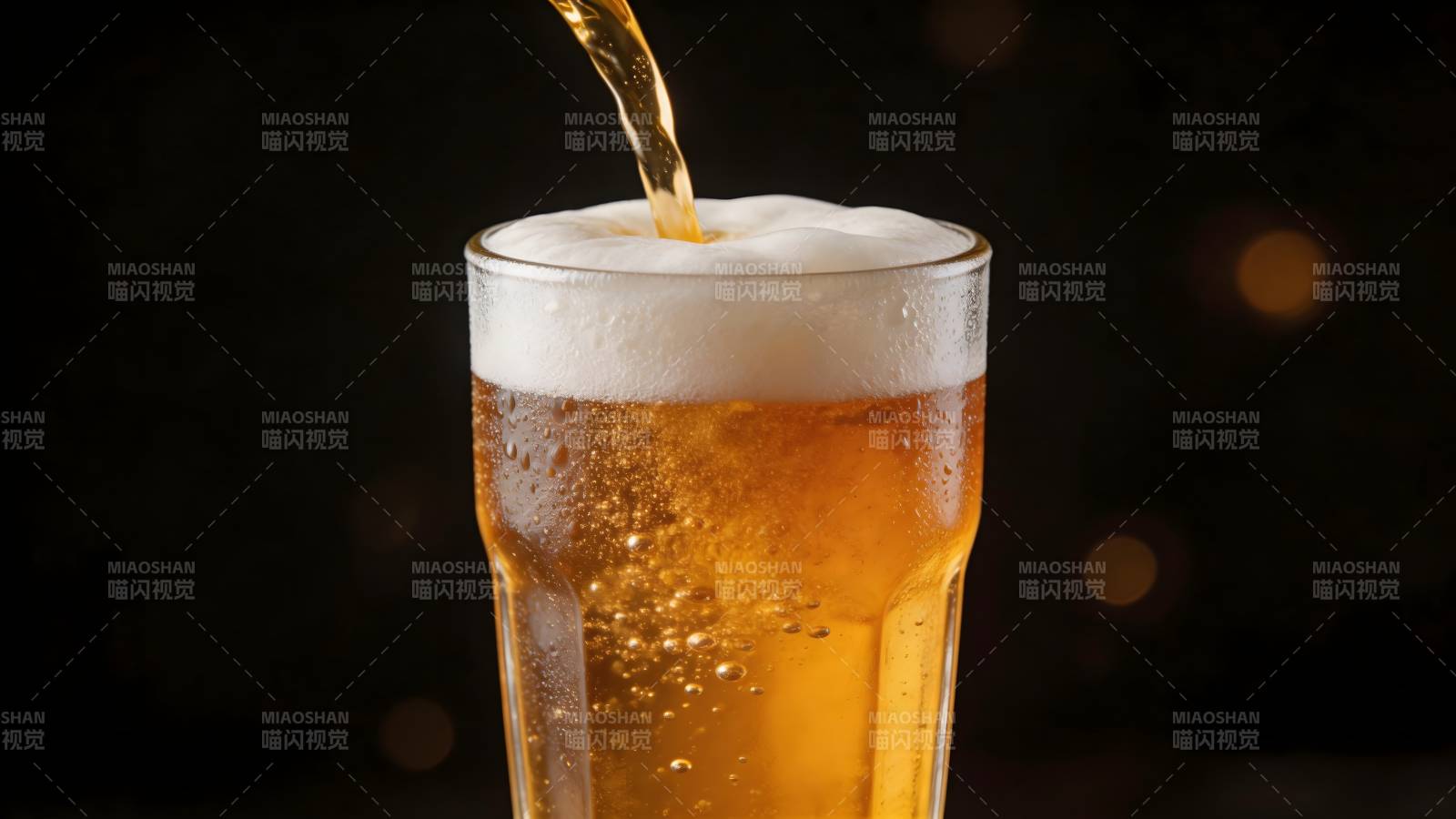 啤酒倒入杯中图片