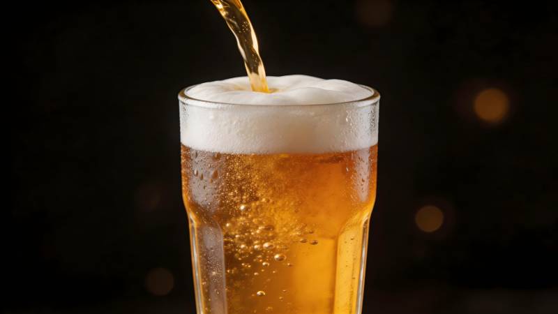 啤酒倒入杯中图片