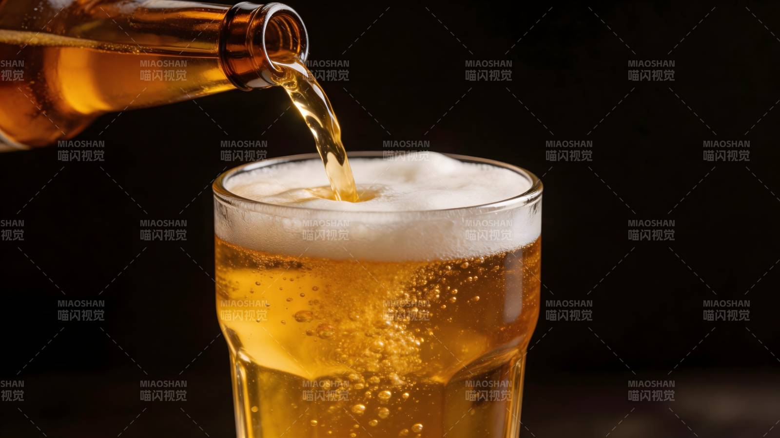 啤酒倒入杯中图片