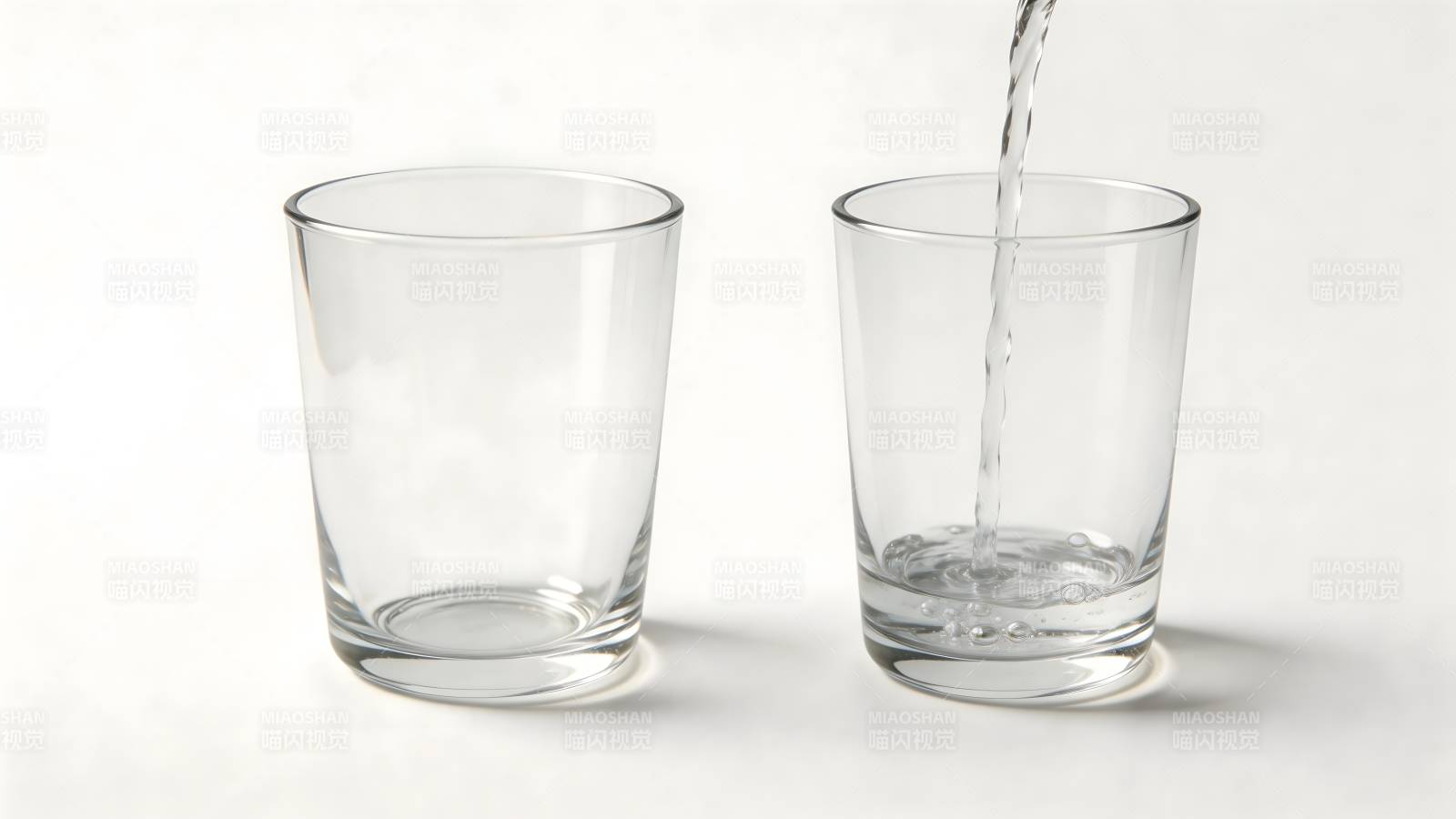 水入杯中图片