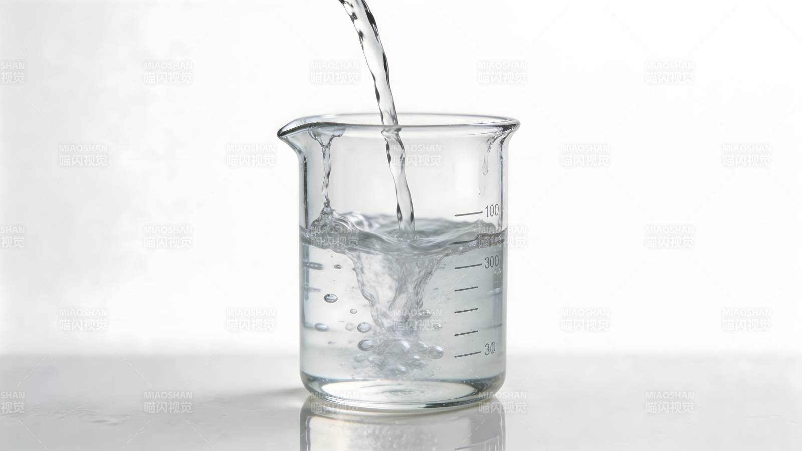 水注入烧杯图片