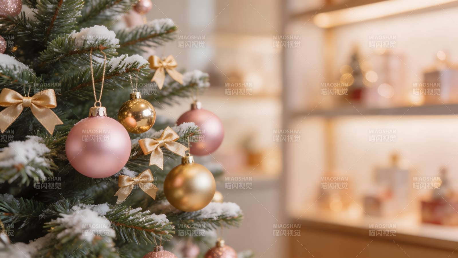 圣诞树上的粉色与金色装饰图片