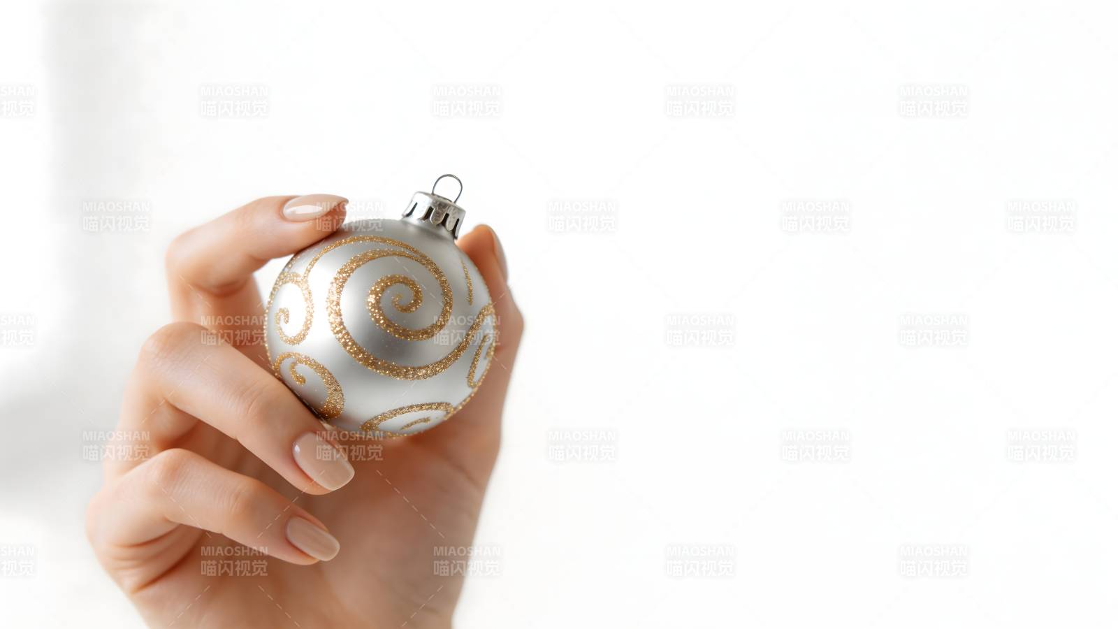 手握银色圣诞球图片