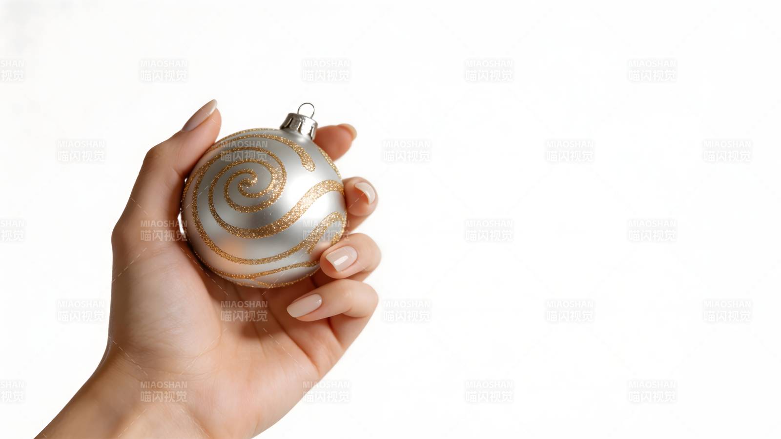 手持银色圣诞球图片