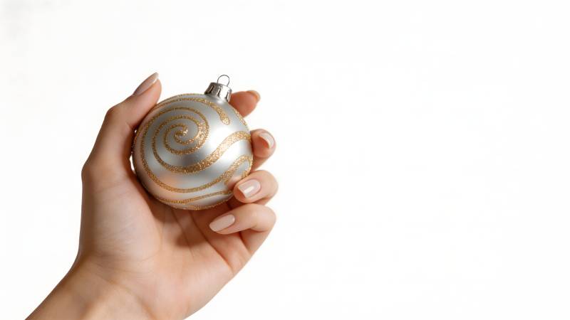 手持银色圣诞球图片
