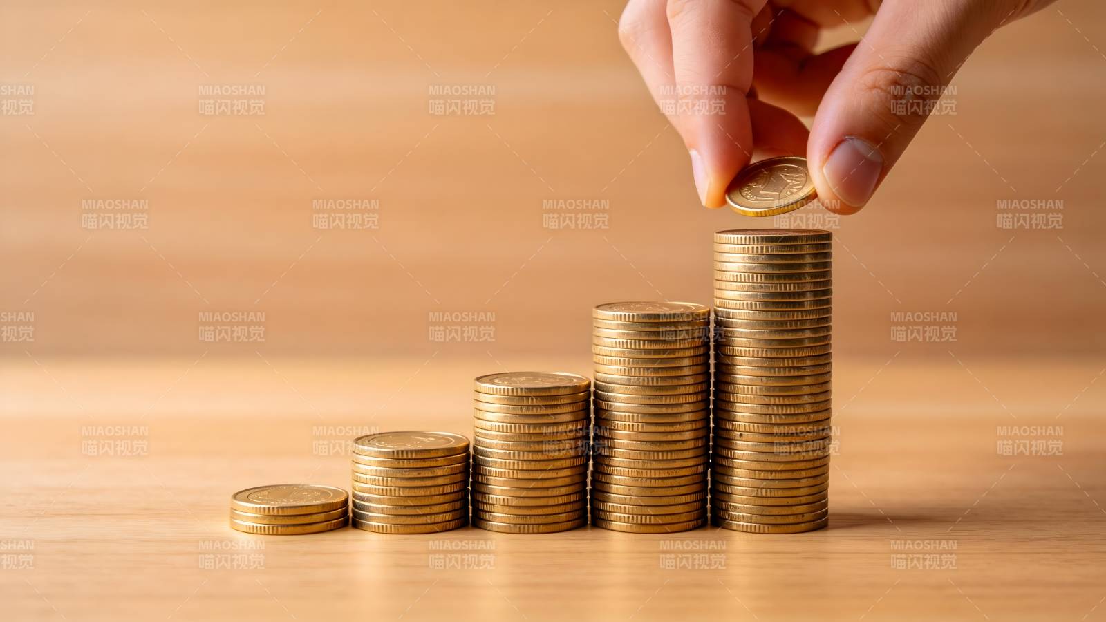 金币堆叠成长图图片