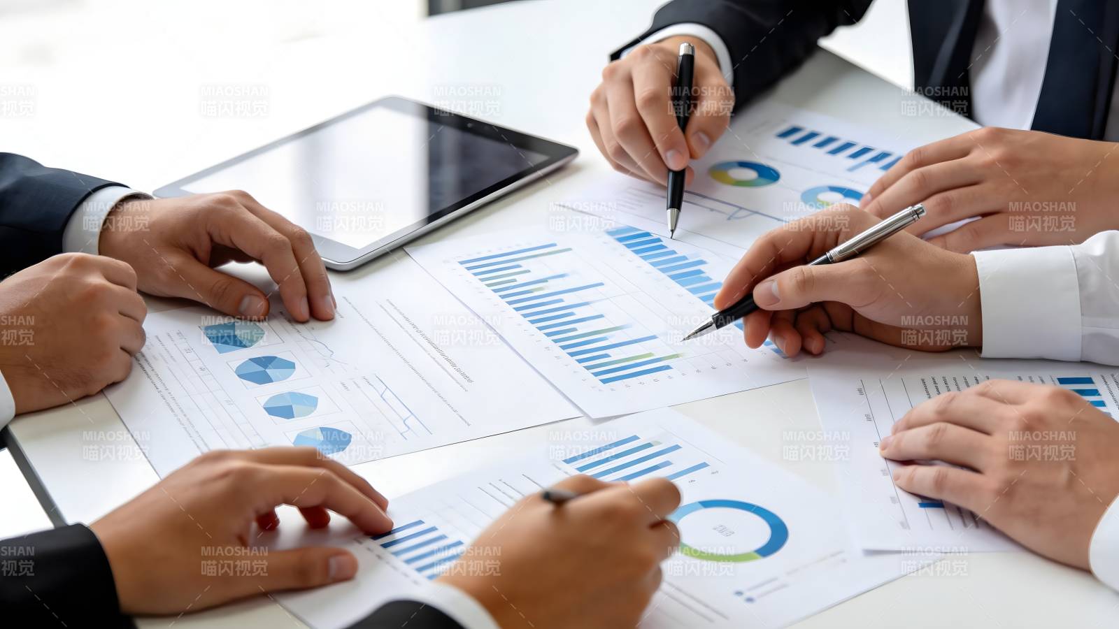 团队讨论数据分析图片