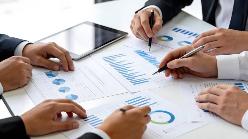 团队讨论数据分析图片