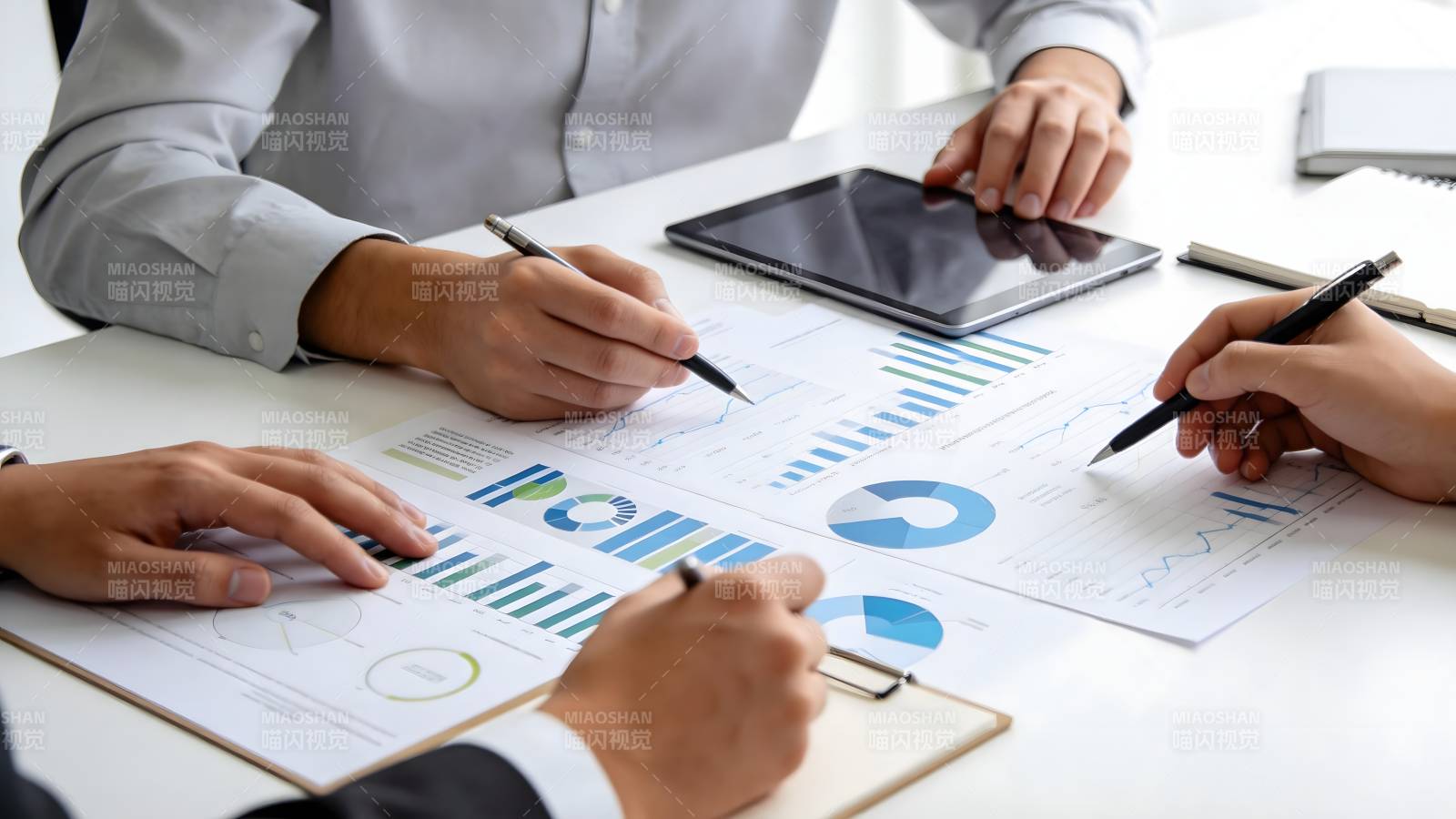 商务会议讨论图表图片