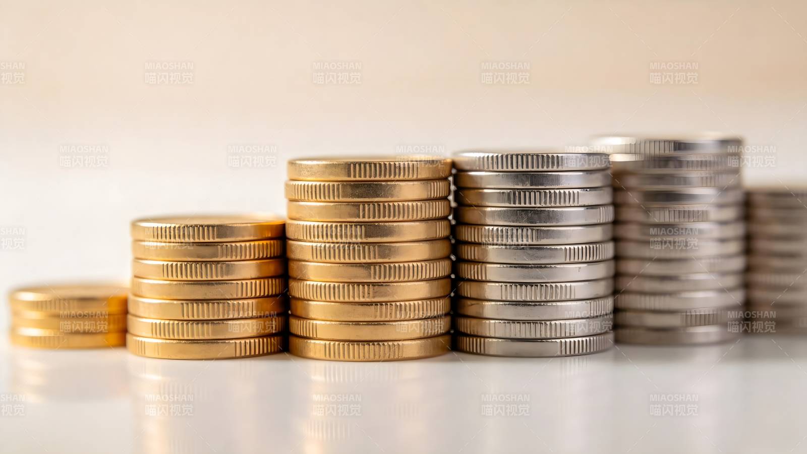 金币银币堆叠成行图片