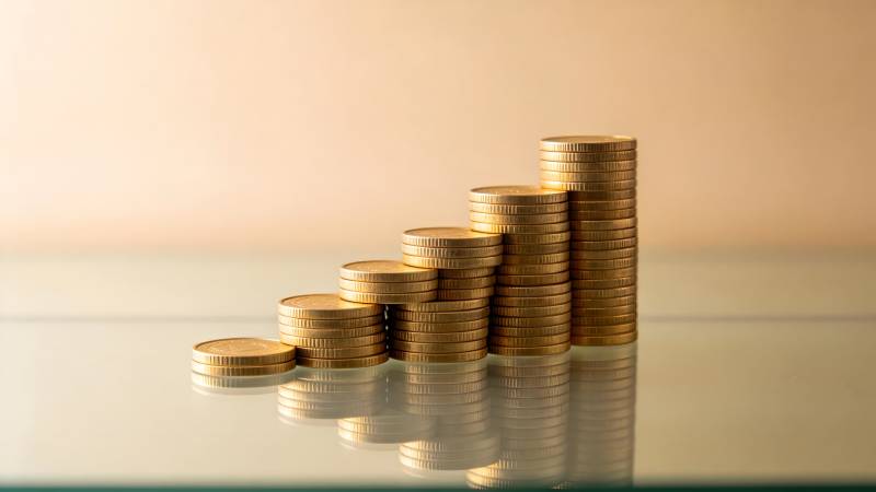 金币堆叠成长阶梯图片