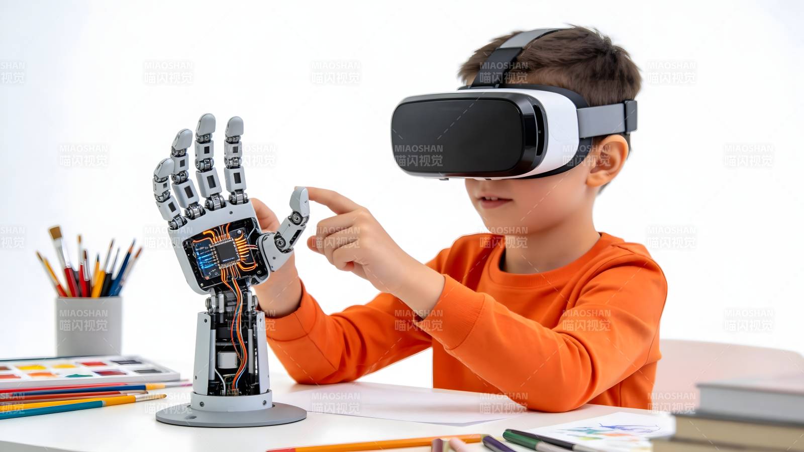 男孩VR体验机械手图片