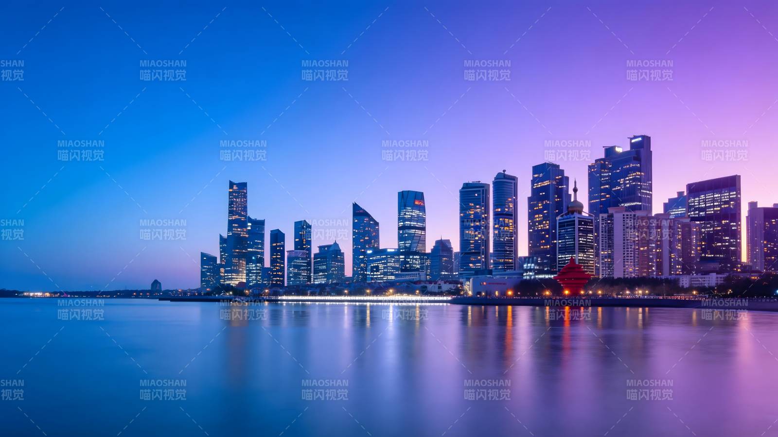 夜幕下的城市天际线图片