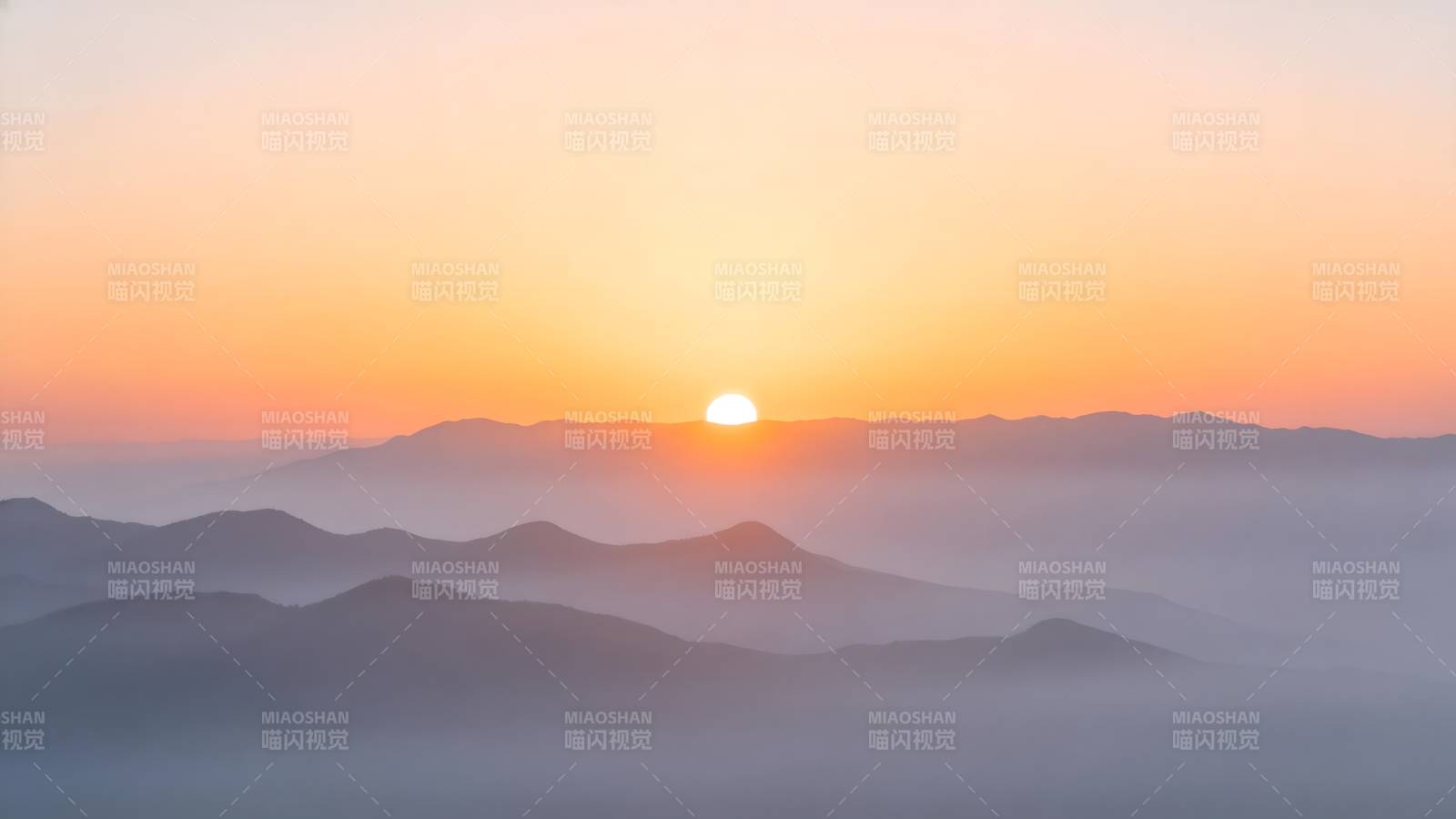 日出山峦间图片