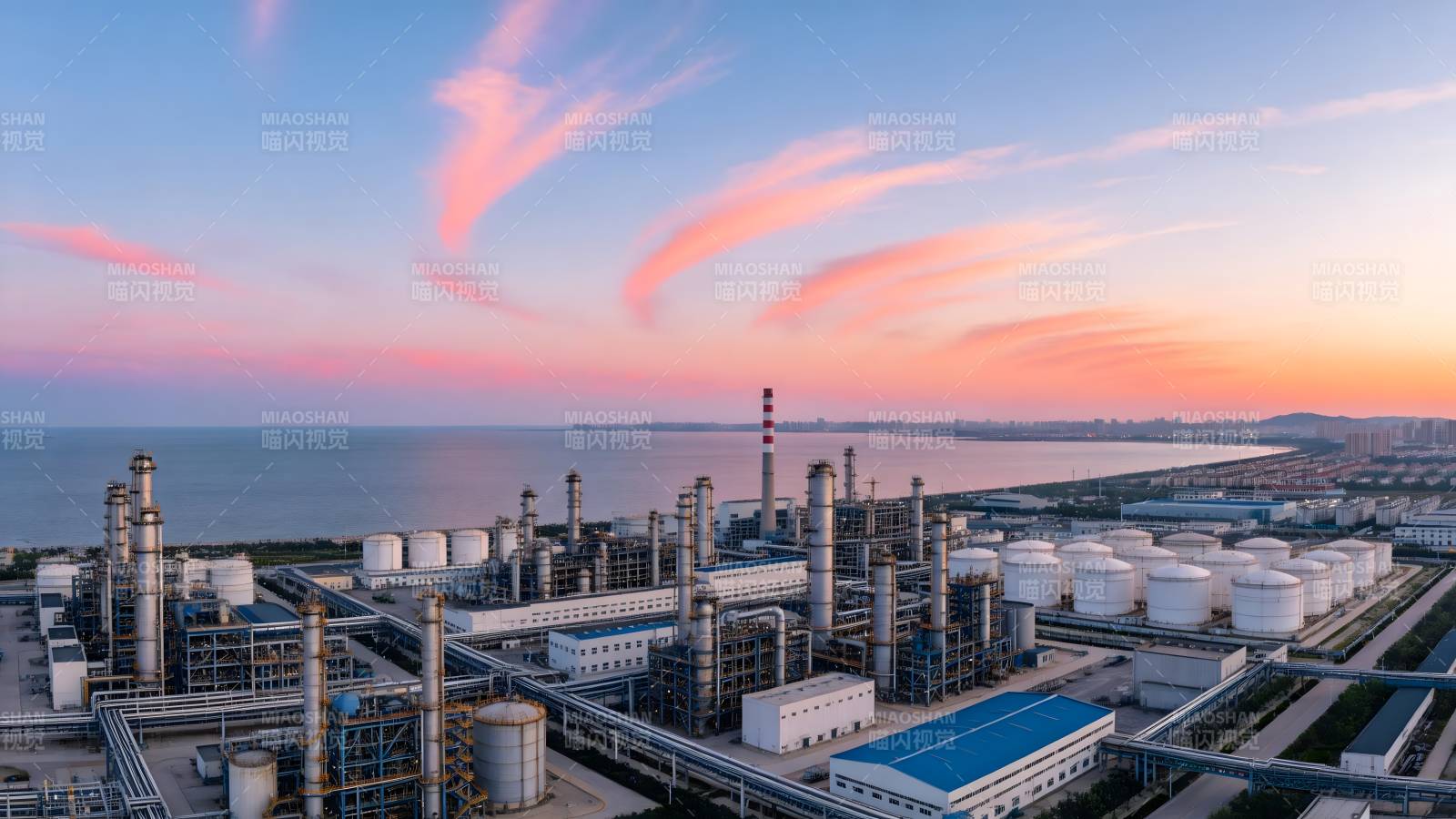 海边工业区日落图片