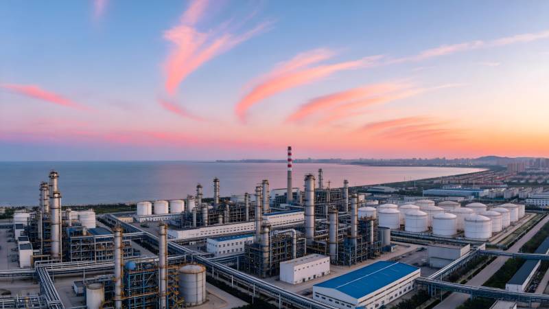 海边工业区日落图片